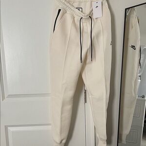 NWT Nike women’s Off-White Jogger Pants